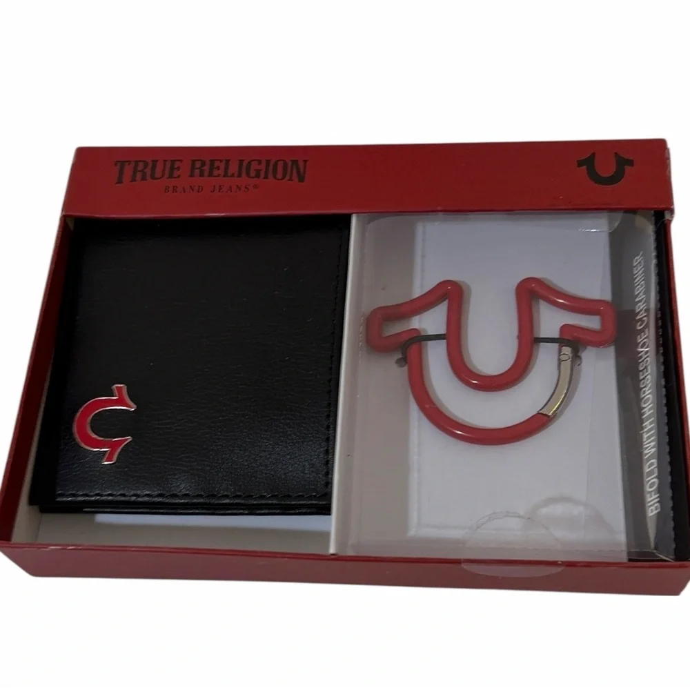 NIB True Religion Men’s Black Leather Bifold Wallet Red Horseshoe Carabiner Set